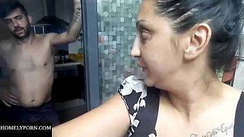 play A mi esposa le encanta la masturbación pero le encanta el sexo en el suelo