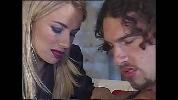 play Blonda fututa dublu intr-un garaj