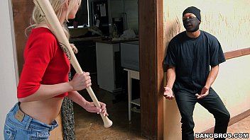 play Intrus au gros pénis violé par la blonde nymphomane