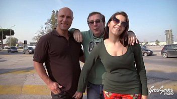 play valentina nappi xxx dans une limousine avec deux hommes