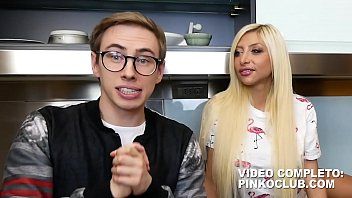 play A nerd with ugly glasses penetrates a mature blonde with frubatrani tits