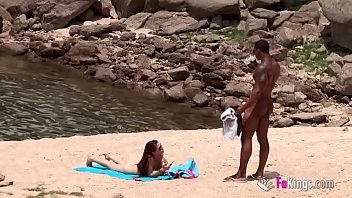 play Xxx em uma ilha deserta filmando um parceiro como fazer sexo