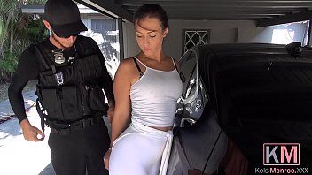 play Schnell dringen Polizisten auf Streife in die Garage eines Tennisprofis ein