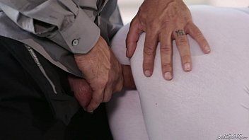 play Um homem rasga meia-calça depois de uma loira sexy e faz sexo com ela mal