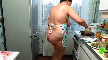 play Diese fette Mutter kocht in ihrer nackten Muschi und masturbiert dann mit einer Banane