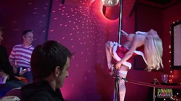 play Lindas e altas garotas de Natal fazendo xxx em um grupo em um sexo grupal