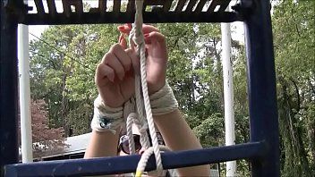 play Esta joven tiene hermosos y calientes pechos y le encanta andar desnuda en publico