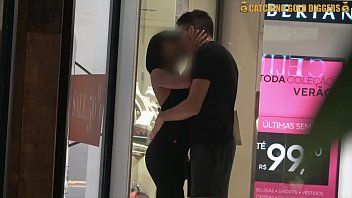 play Le sexe avec une mauvaise vendeuse sexy fait du sexe hardcore