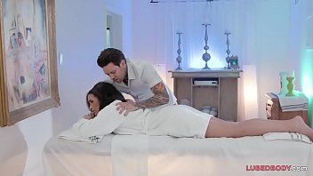play Hij geeft haar een hele goede kontmassage