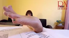 play Une secrétaire MILF imposante vole la vedette : fétichisme des pieds et domination au bureau