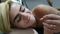 play Hung Stud donne à Russah une pipe bâclée et un éjaculation faciale