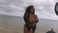 play Zeița Ebony expune țâțe naturale pe plaja BTS la FireHousexxx