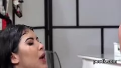 play Gata linda desfruta de uma sessão intensa de esguicho enquanto sua buceta apertada transborda de xixi quente