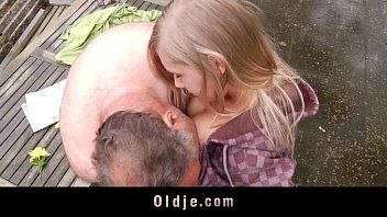 play Se folla a su cuñada cuando duerme xnxx con su abuelo se folla a su sobrina