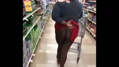 play NookieCookies wordt gemeen in het openbaar terwijl ze op z'n hondjes wordt geneukt en pronkt met haar grote BBW-lichaam